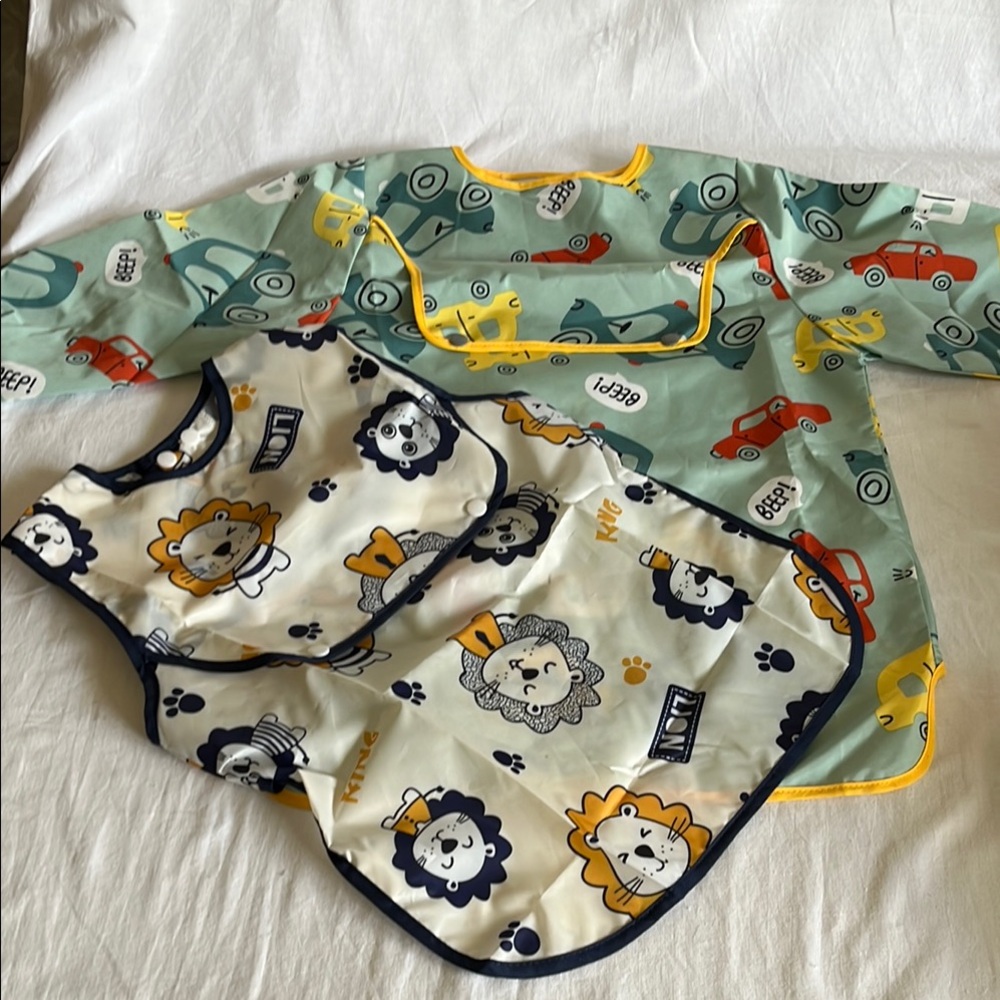 NWOT Kids Lion and Car Print Bib, Smock set